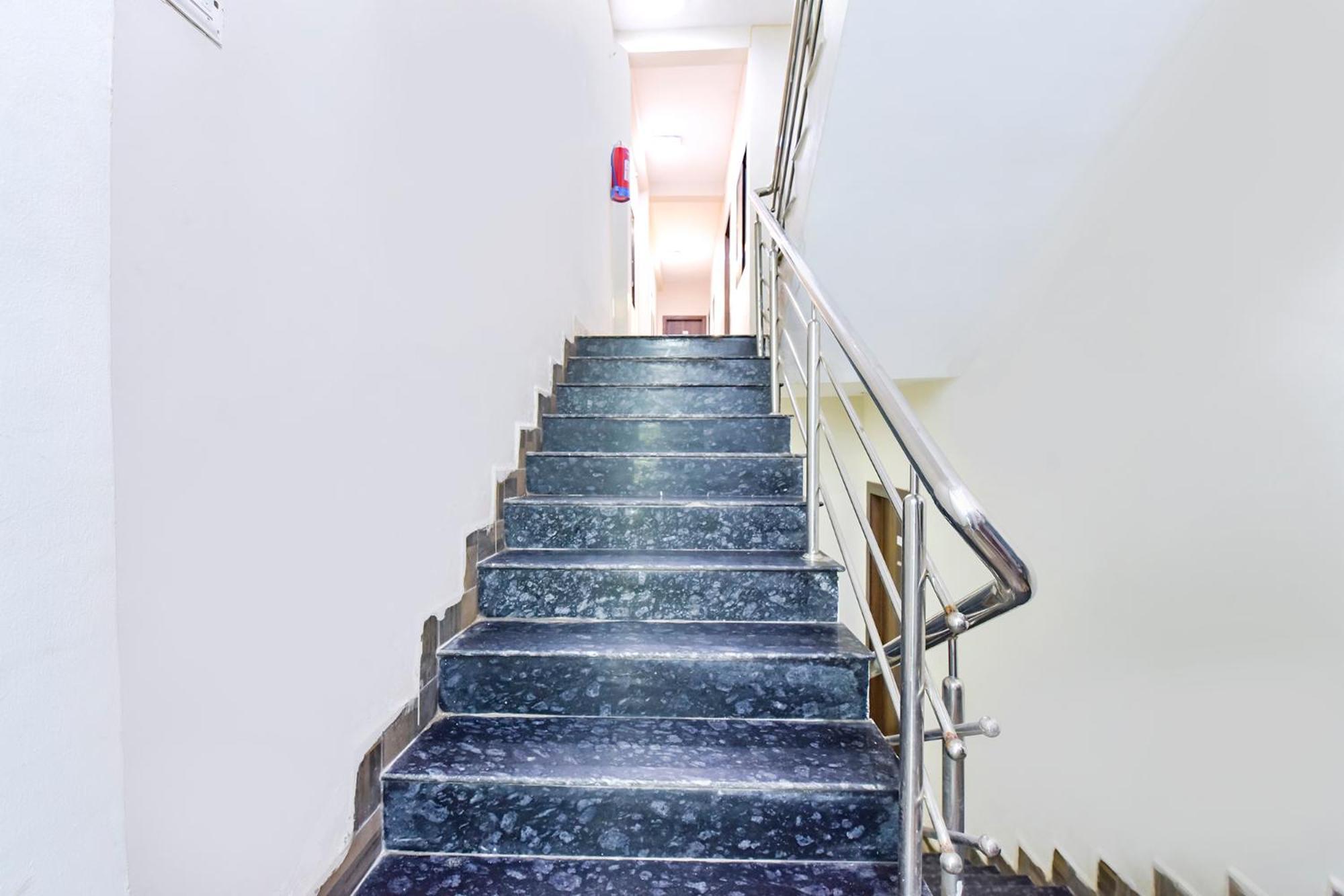 Fabexpress Nishesh Tower Hotel Ujjain Eksteriør billede